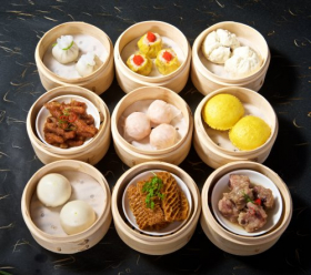 Hình ảnh các bộ dụng cụ ẩm thực Trung Quốc khác nhau trong thùng tre