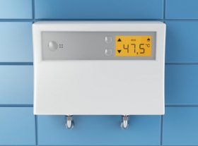 Ảnh máy nước nóng tự động gắn trên tường lát màu xanh