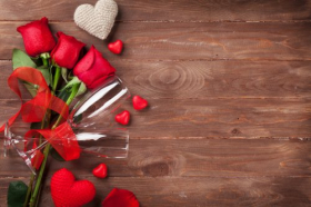 Ảnh hoa hồng đỏ, trái tim và ly sâm banh trên nền gỗ 