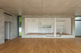 Ảnh nội thất nhà bếp hiện đại của căn hộ bê tông có sàn gỗ