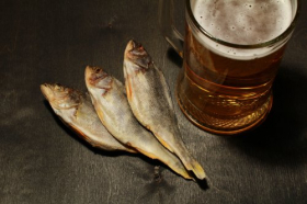 Ảnh đồ ăn nhẹ Nga. Bia và cá khô