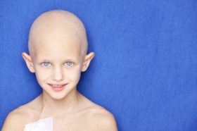 Ảnh chân dung của một đứa trẻ caucasian , không có mái tóc do điều trị hóa trị liệu