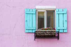 Ảnh chụp không gian cửa sổ màu xanh trên tường màu hồng 